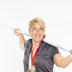 Weltmeisterin Christina Obergföll mit ihrem Sportgerät, einem Speer.