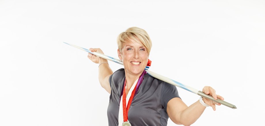 Weltmeisterin Christina Obergföll mit ihrem Sporgerät.