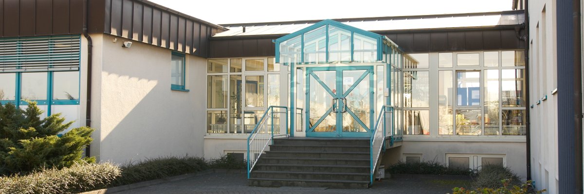 Das Hauptgebäude des IHK-Bildungszentrums Bonn/Rhein-Sieg. Das Hauptgebäude des IHK-Bildungszentrums Bonn/Rhein-Sieg.