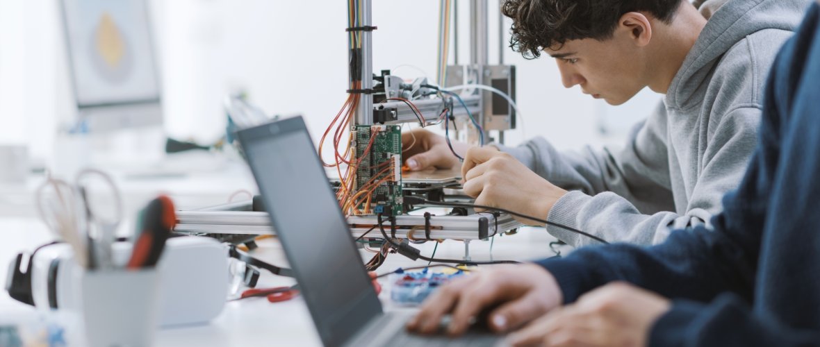 Lehrgänge für Elektroberufe im IHK-Bildungszentrum Bonn/Rhein-Sieg Lehrgänge für Elektroberufe im IHK-Bildungszentrum Bonn/Rhein-Sieg