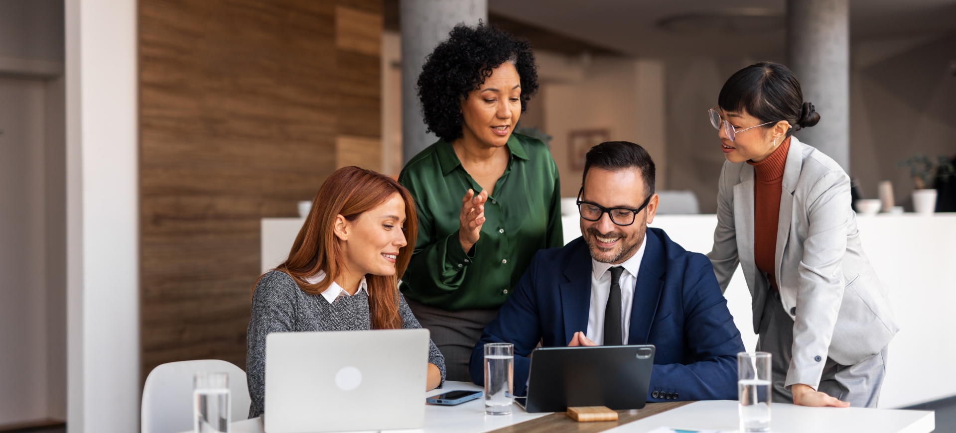 Eine Lerngruppe sitzt am Schreibtisch. Eine Lerngruppe sitzt am Schreibtisch.